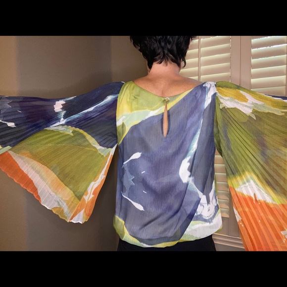 Alice+ Olivia Wide Arm Crop Blouse - Picture 9 of 9